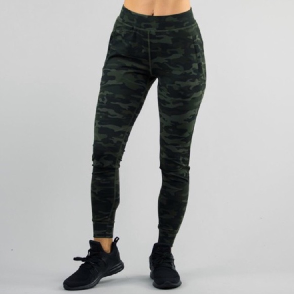 Alphalete Premium Joggers Camo Size Medium